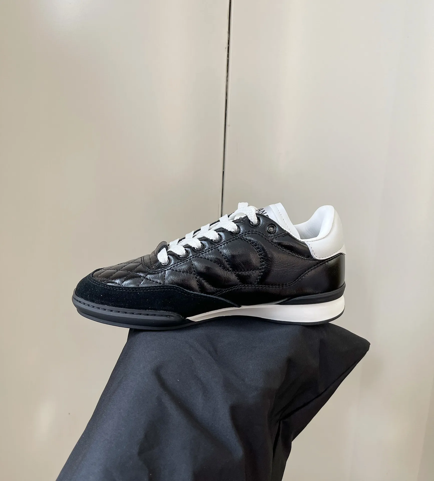 👟👟Ex-factory price 520👟👟 𝐂𝐇𝐀𝐍𝐄𝐋 Chanel's latest rhombus sports sneakers, new color white shoes ✔️ Full cowhide leather surface. The new color matching fabric adds many elements to make it look very exquisite. It will make your legs look longer when you put it on. Authentic counter replica. The upper foot can be said to be really super good! Size: 35-40 original packaging
